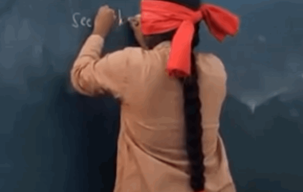 '<span style='color:red;'><b>VUNDERKIND</b></span>' IZ INDIJE: Neko ne zna ni sa jednom rukom da piše, ona koristi dve (VIDEO)